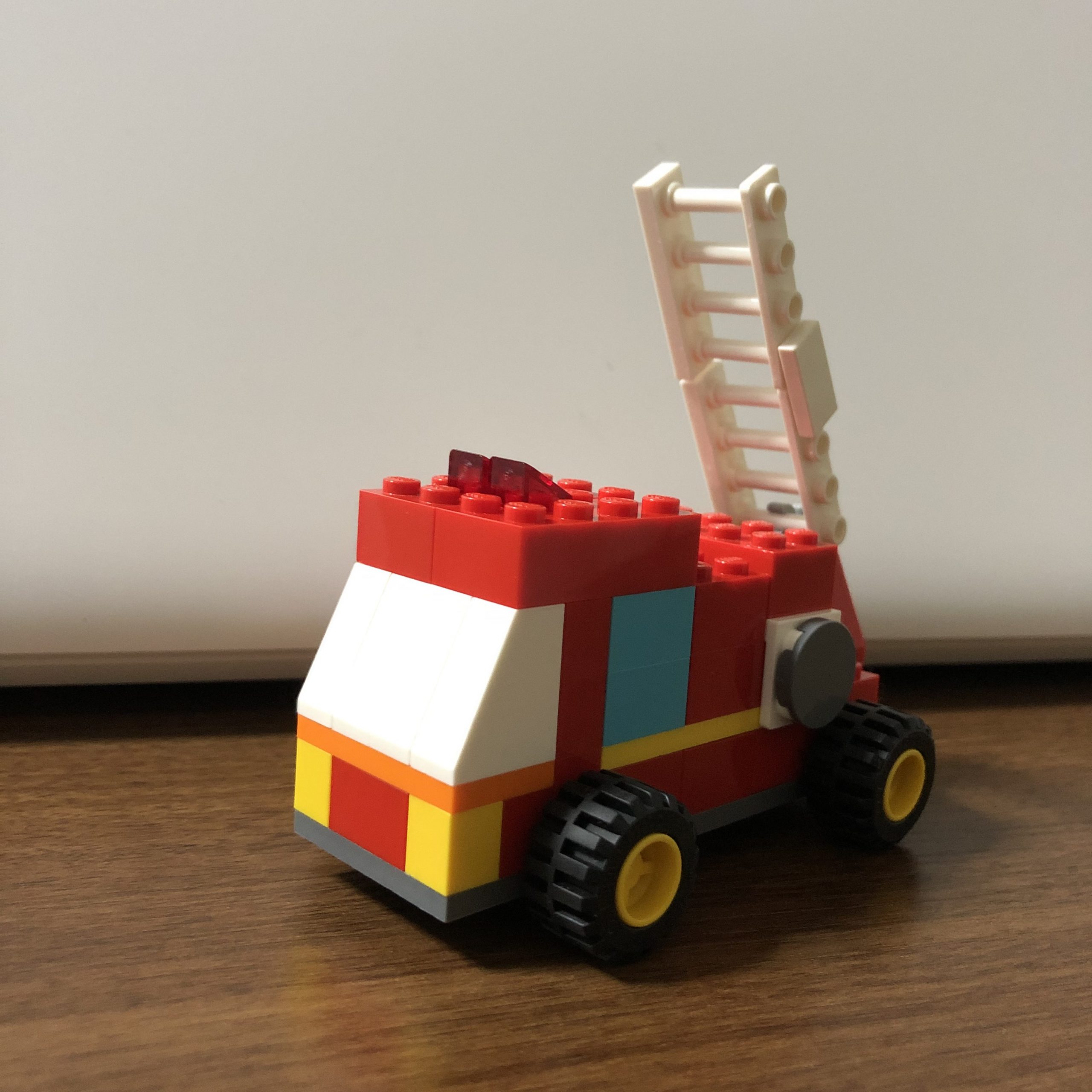 レゴクラシック10698で作った消防車(はしご車)の完成作品