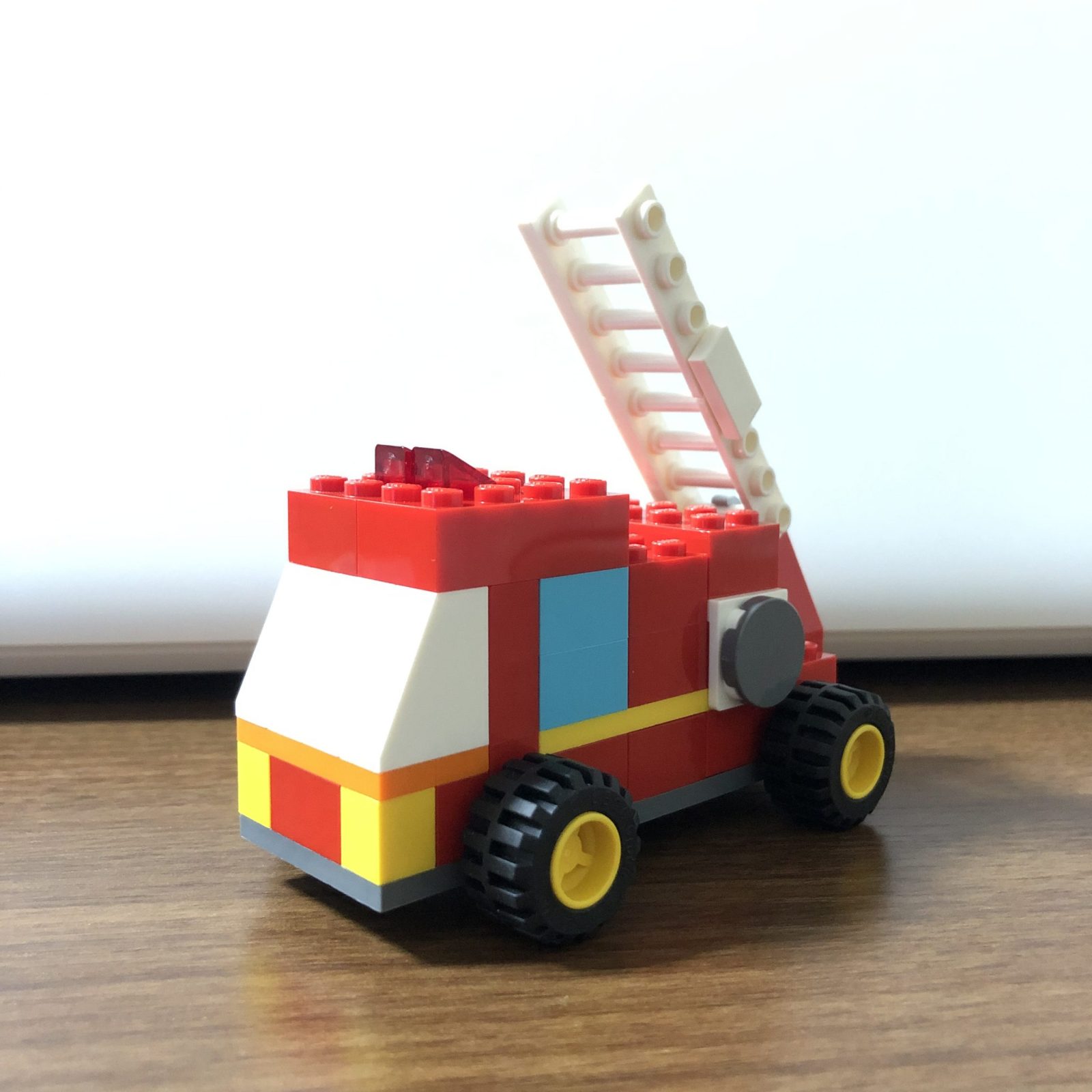 レゴクラシック10698で作った消防車(はしご車)完成作品