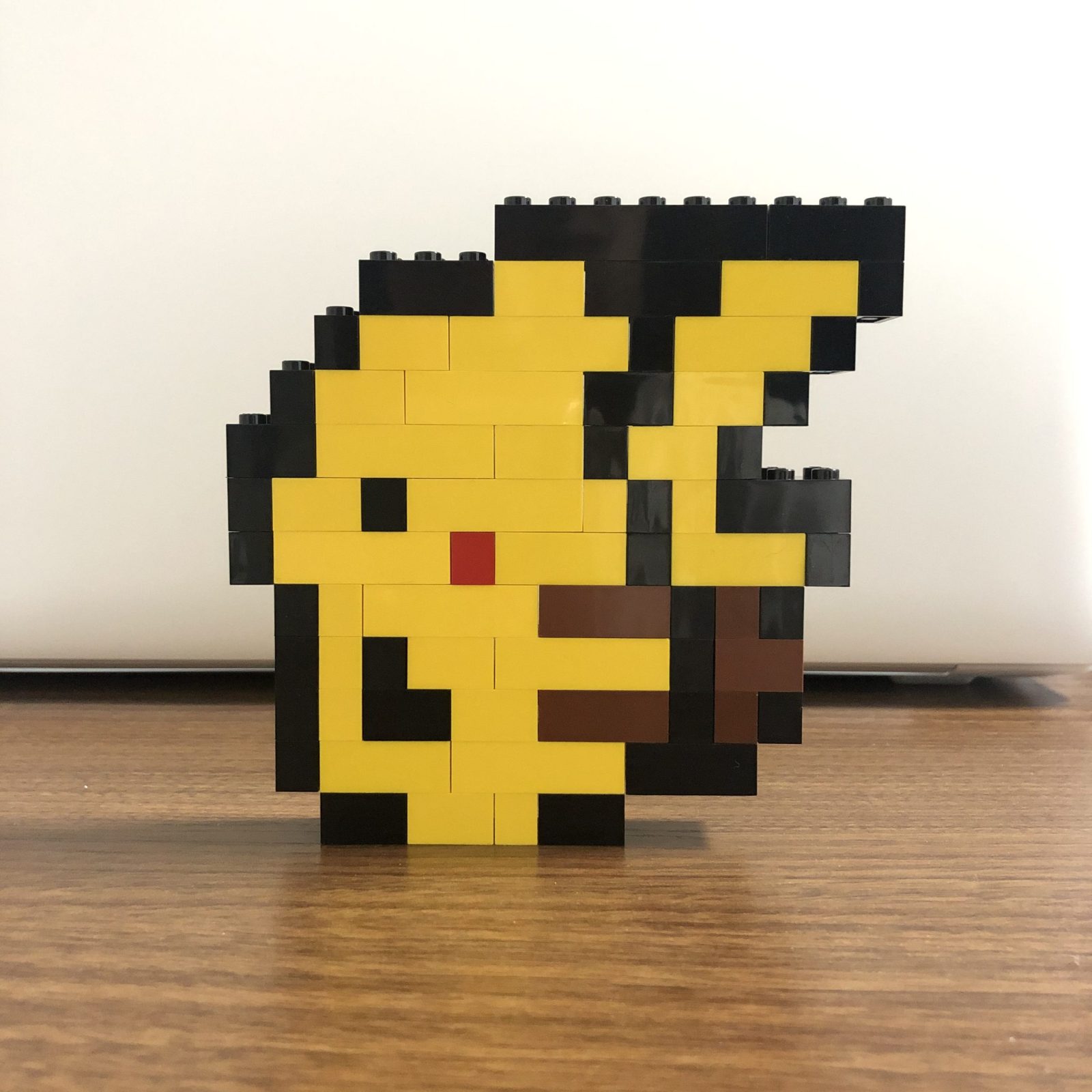 レゴで作ったポケモンのドット絵風(8bit)ピカチュウ(ゲームボーイ風)の完成作品