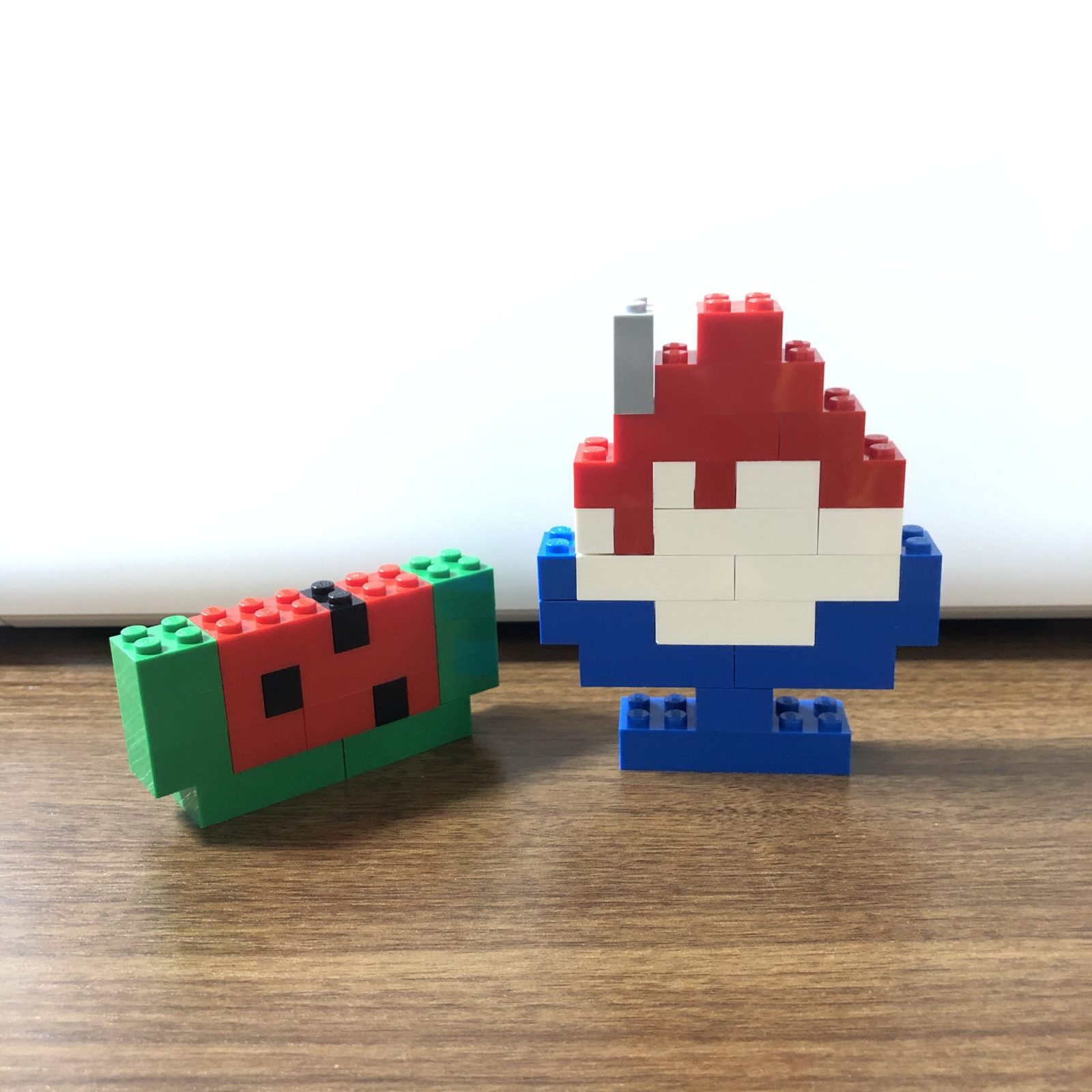 レゴで作った切ったスイカとイチゴのかき氷の完成作品