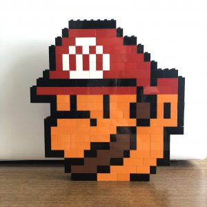 レゴで作ったドット絵風(8bit)のマリオ(顔だけ)の完成作品