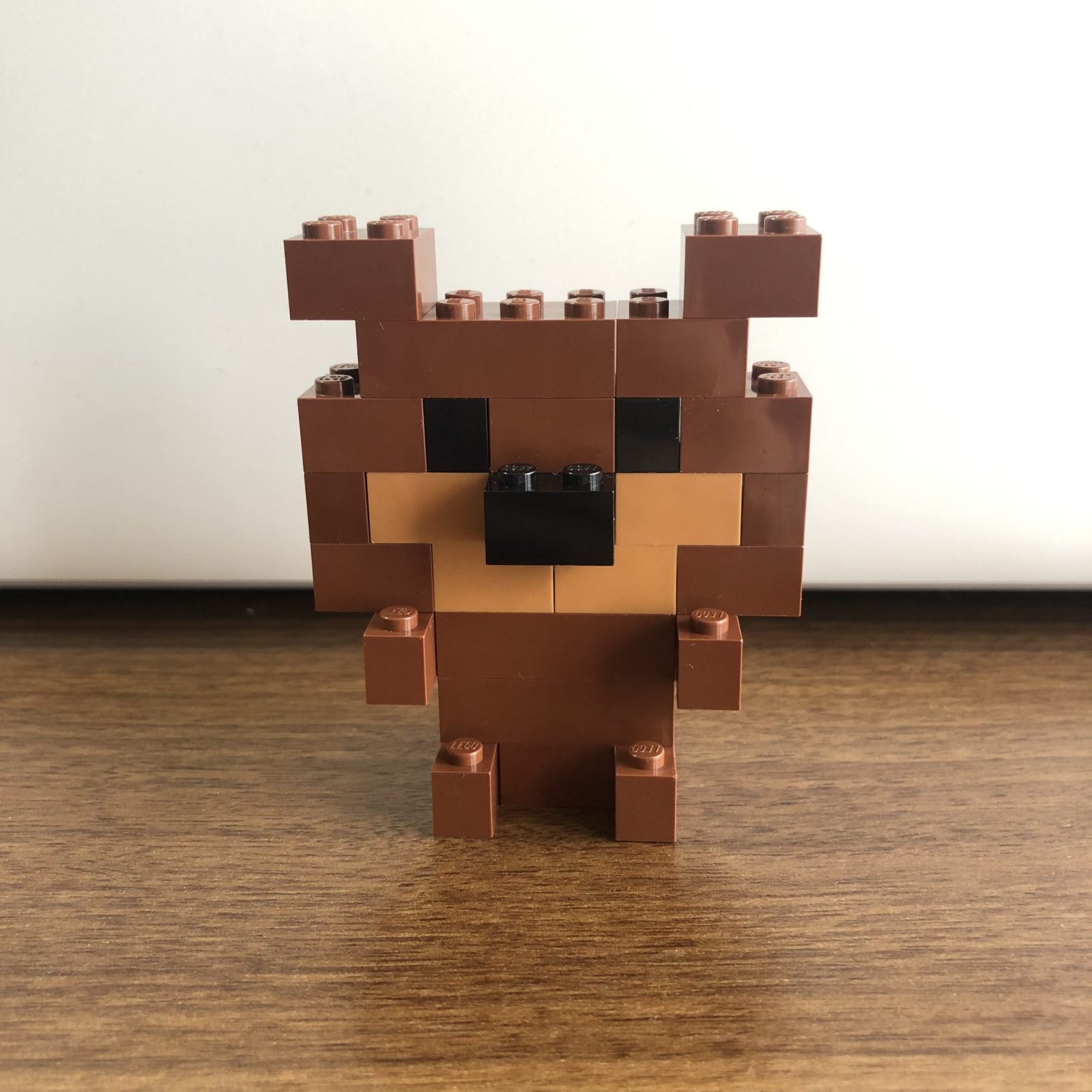レゴで作ったテディベアのような体のついているくまの完成作品