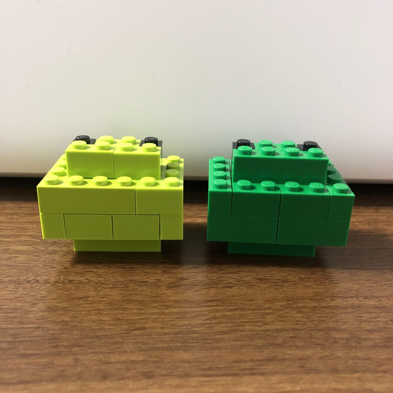レゴで作った黄緑色のカエルと緑色のかえるの後ろ姿
